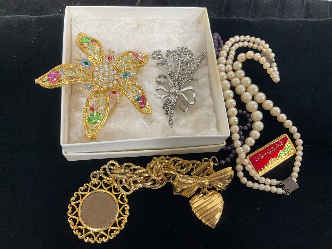 Various Costume Jewelry: Various Costume Jewelry