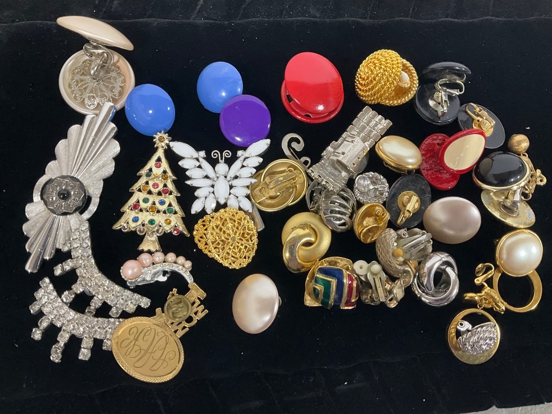 Various Costume Jewelry: Various Costume Jewelry