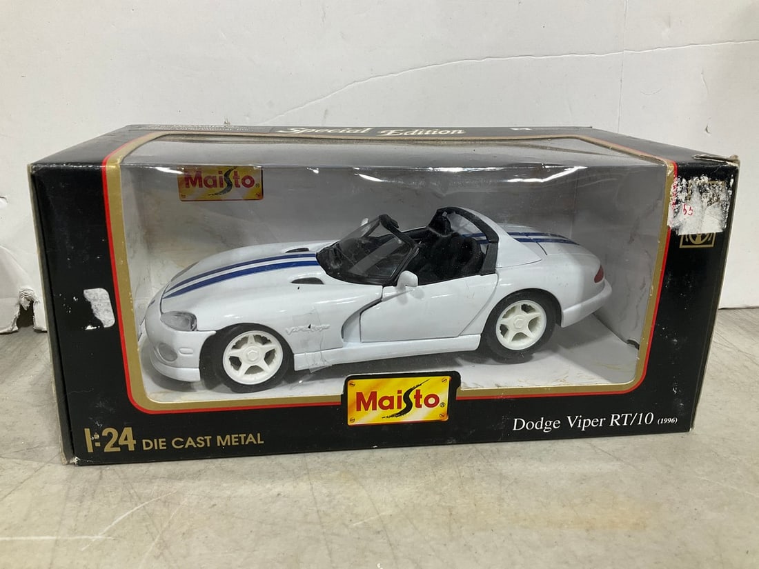 Maisto 1:24 1996 Dodge Viper RT/10 Collectible *new in box* (1 of 1)