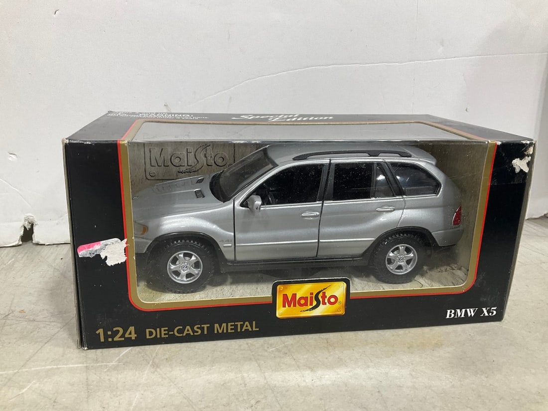 Maisto 1:24 BMW X5 Collectible *new in box*: Maisto 1:24 BMW X5 Collectible *new in box*