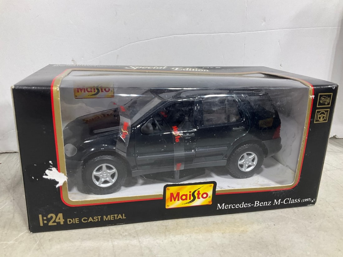 Maisto 1:24 Mercedes-Benz M-Class Collectible *new in box*: Maisto 1:24 Mercedes-Benz M-Class Collectible *new in box*