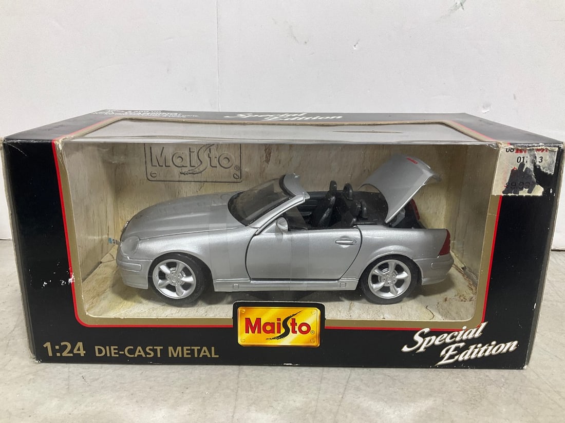 Maisto 1:24 Mercedes-Benz Collectible *new in box*: Maisto 1:24 Mercedes-Benz Collectible *new in box*