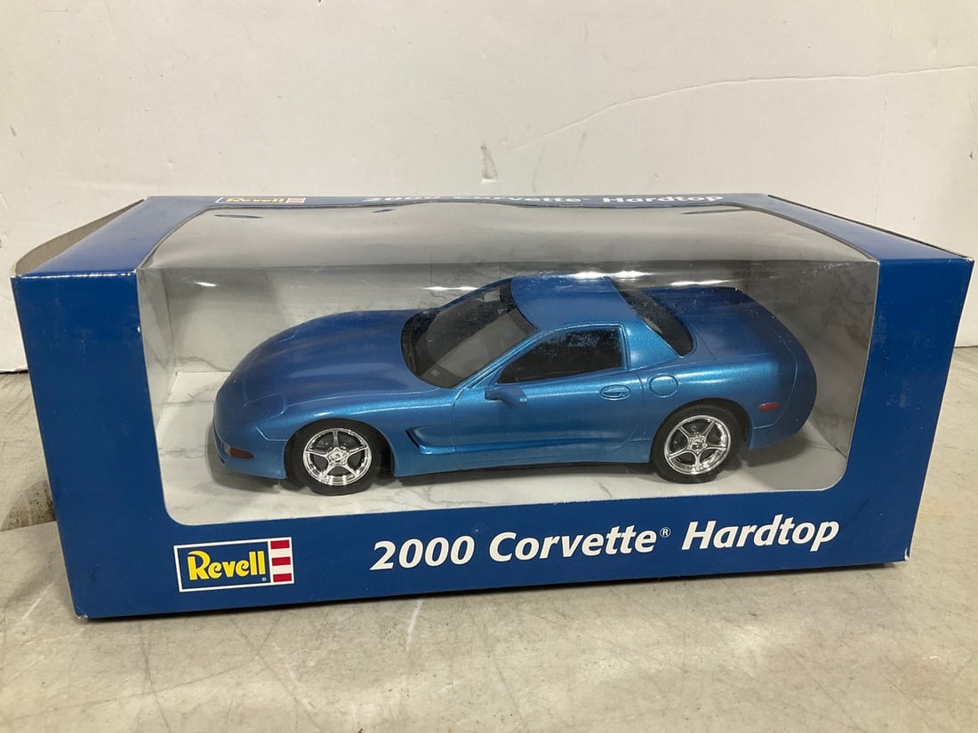 Revell 1:24 2000 Corvette Hardtop Collectible *new in box*: Revell 1:24 2000 Corvette Hardtop Collectible *new in box*