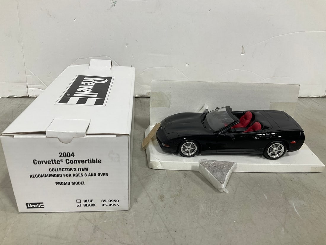 Revell 1:24 2004 Corvette Convertible Collectible *new in box* - Black (1 of 1)