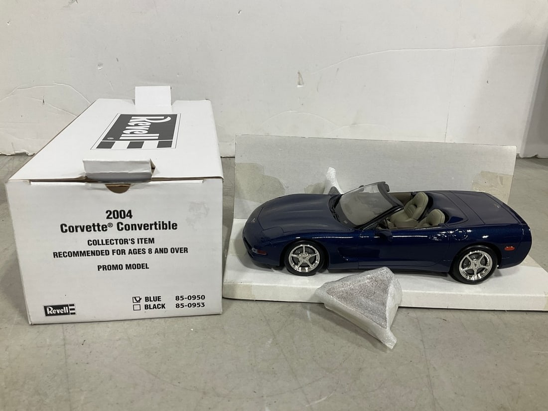Revell 1:24 2004 Corvette Convertible Collectible *new in box* - Blue: Revell 1:24 2004 Corvette Convertible Collectible *new in box* - Blue