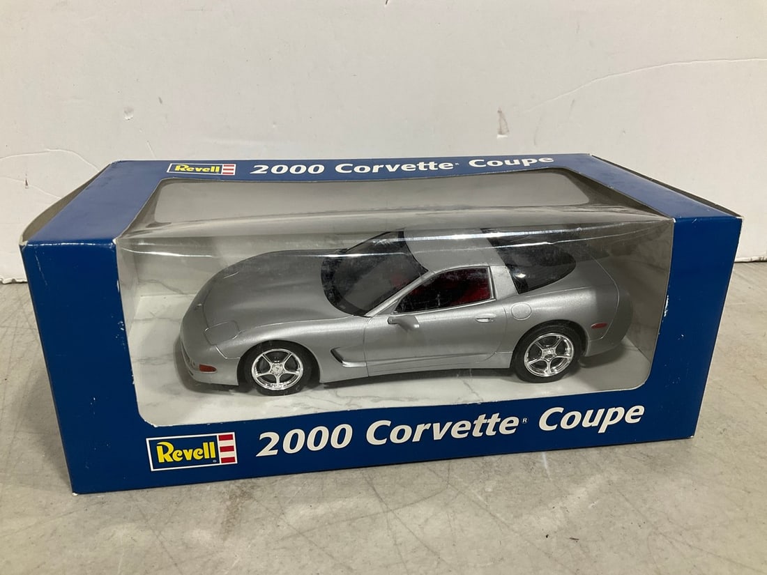 Revell 1:24 2000 Corvette Coupe Collectible *new in box* (1 of 1)