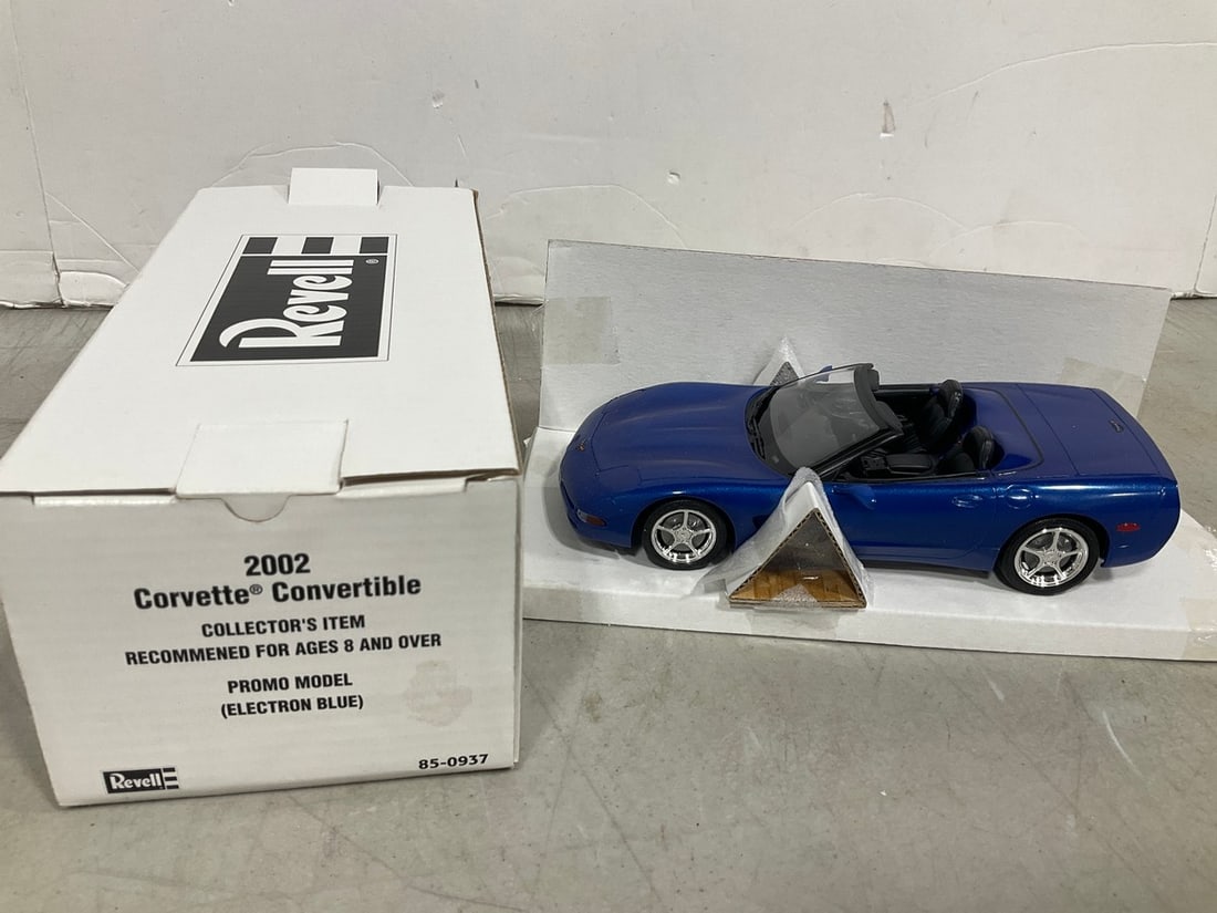 Revell 1:24 2002 Corvette Convertible Collectible *new in box* (1 of 1)