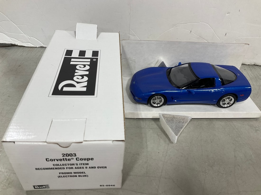 Revell 1:24 2003 Corvette Coupe Collectible *new in box*: Revell 1:24 2003 Corvette Coupe Collectible *new in box*