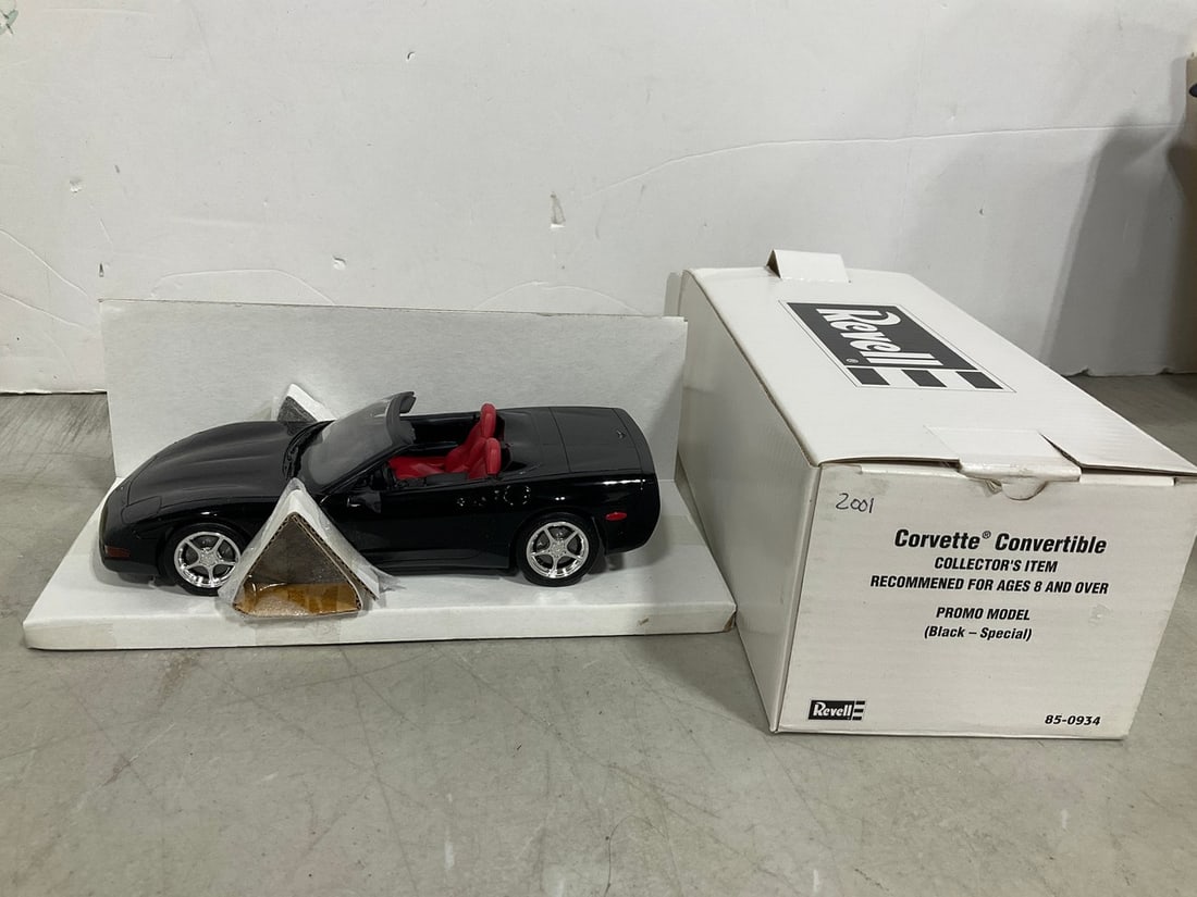 Revell 1:24 2001 Corvette Convertible Collectible *new in box* (1 of 1)