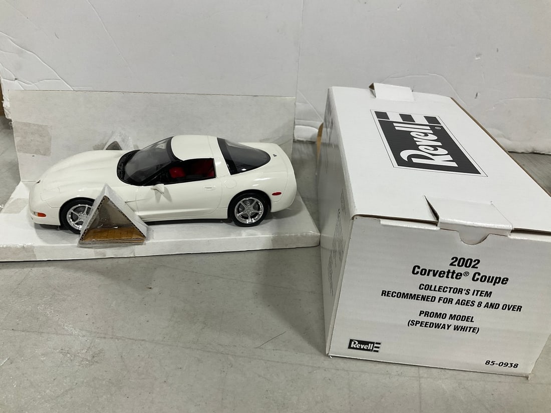 Revell 1:24 2002 Corvette Coupe Collectible *new in box* (1 of 1)