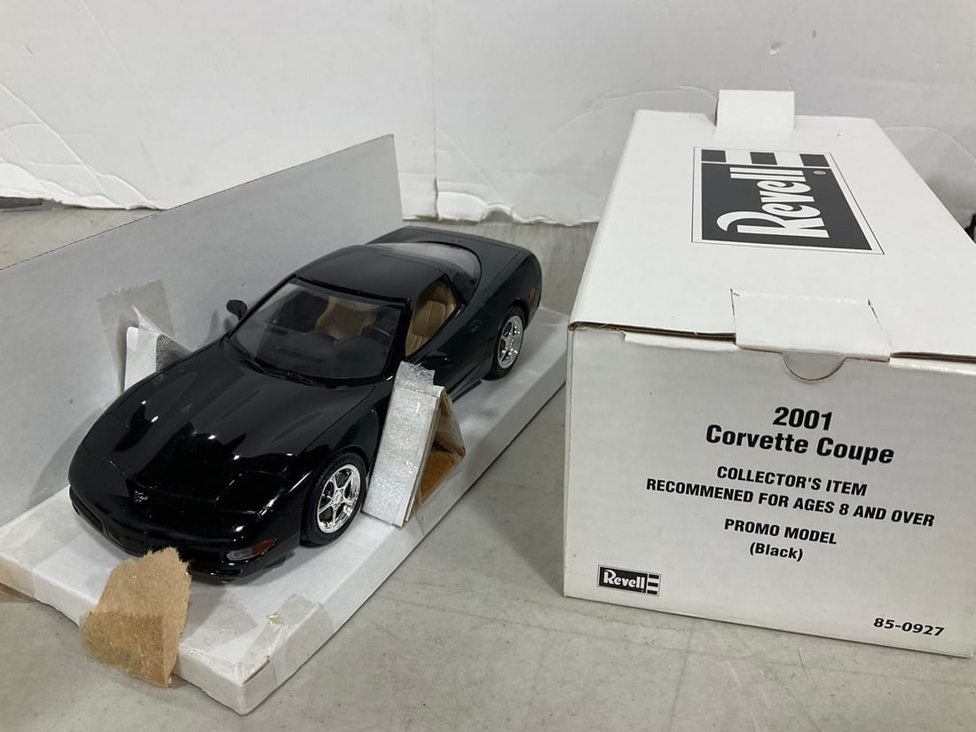 Revell 1:24 2001 Corvette Coupe Collectible *new in box* (1 of 1)