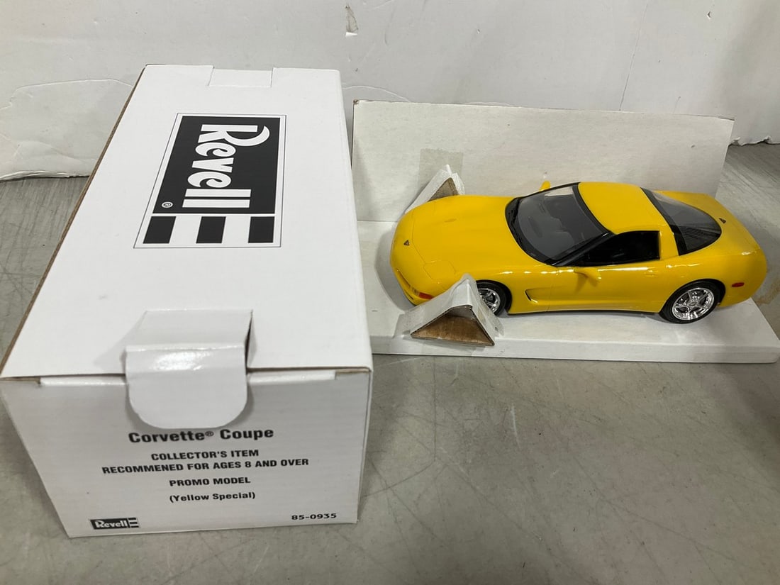 Revell 1:24 Corvette Coupe Collectible *new in box*: Revell 1:24 Corvette Coupe Collectible *new in box*