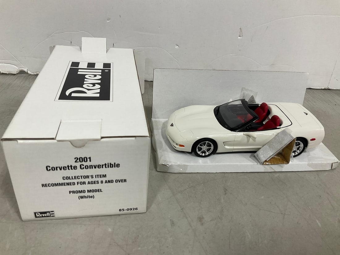 Revell 1:24 2001 Corvette Convertible Collectible *new in box* (1 of 1)