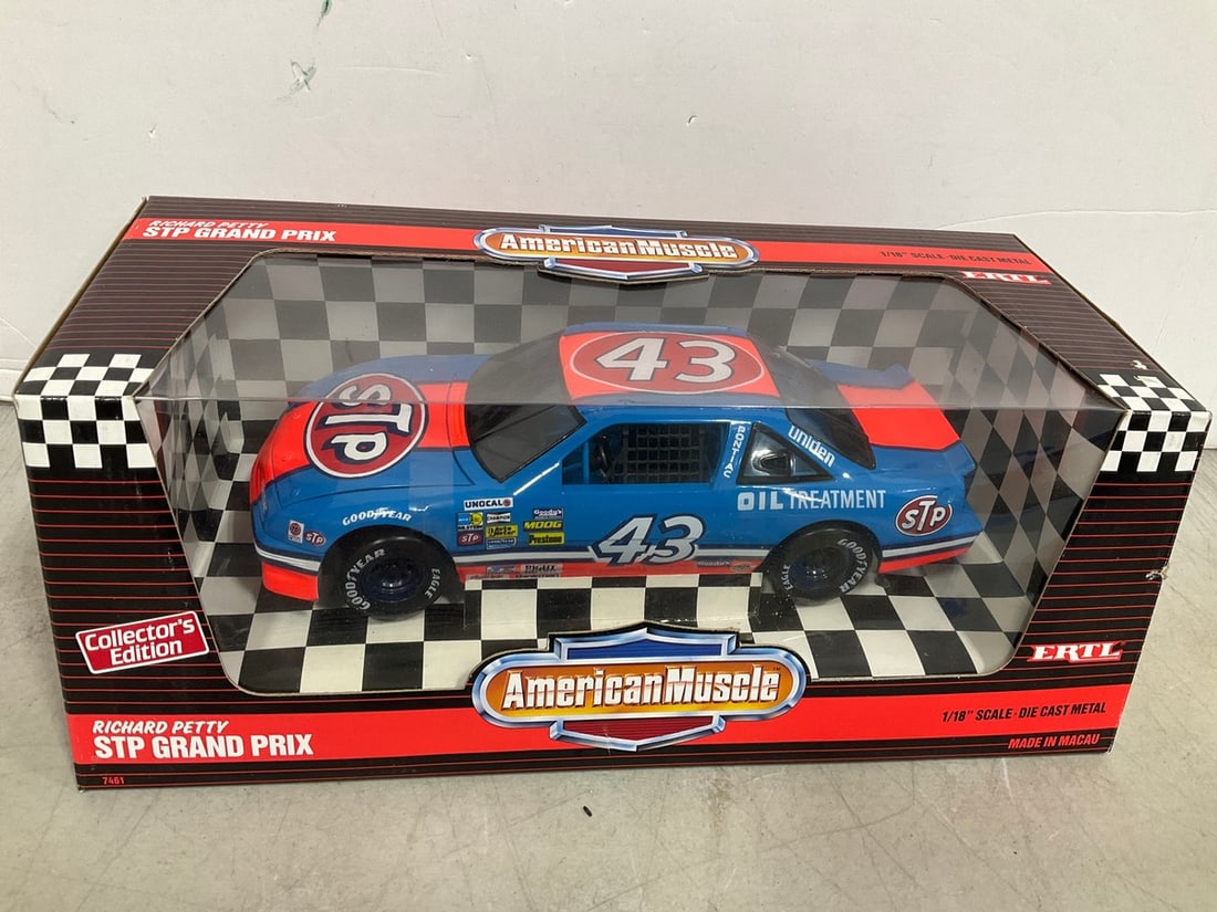 American Muscle 1:18 Richard Petty STP Grand Prix Collectible *new in box* (1 of 1)