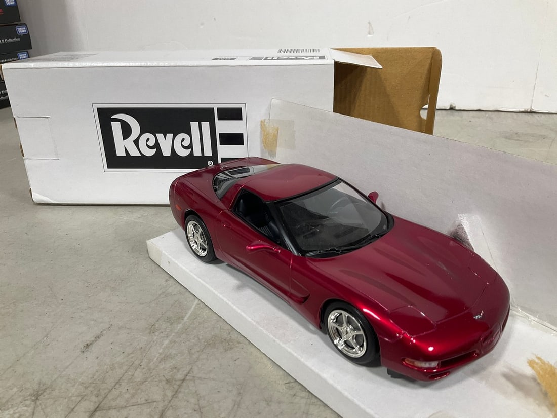 Revell 1:24 2004 red Corvette Coupe Collectible *new in box*: Revell 1:24 2004 red Corvette Coupe Collectible *new in box*