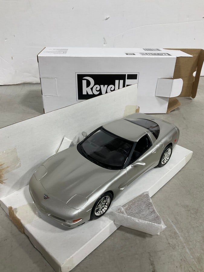 Revell 1:24 2004 silver Corvette Coupe Collectible *new in box* (1 of 1)