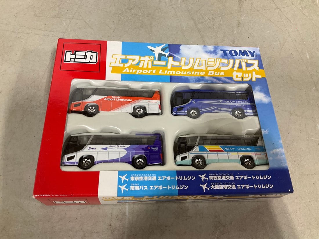 Takara Tomy Tomica airport limousine bus set*new in box*: Takara Tomy Tomica airport limousine bus set*new in box*