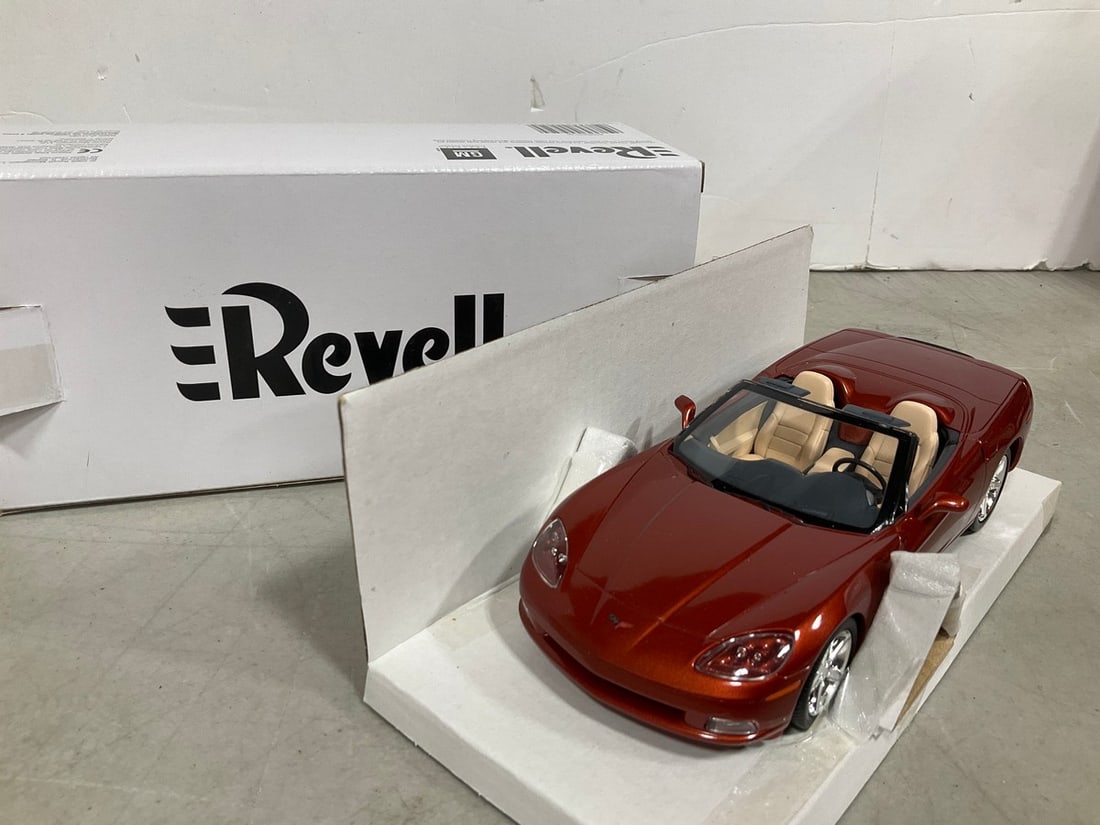 Revell 1:24 2005 orange Corvette Convertible Collectible *new in box*: Revell 1:24 2005 orange Corvette Convertible Collectible *new in box*