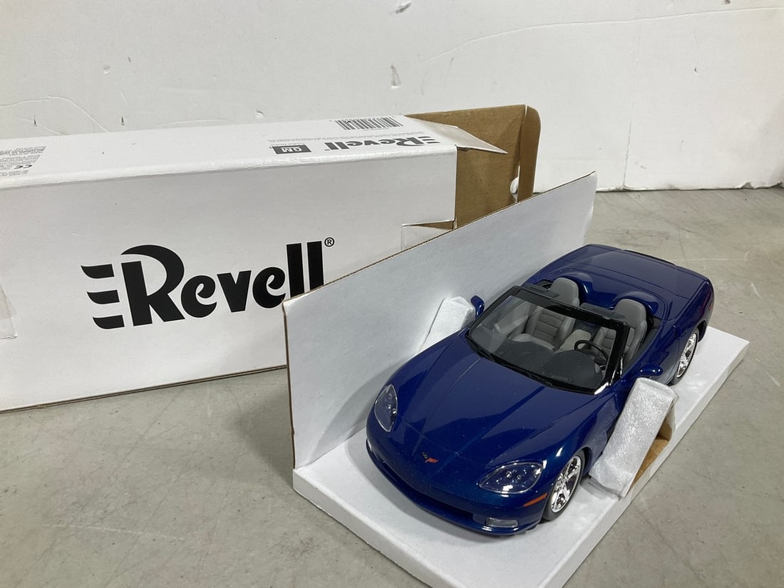 Revell 1:24 2006 blue Corvette Convertible Collectible *new in box*: Revell 1:24 2006 blue Corvette Convertible Collectible *new in box*