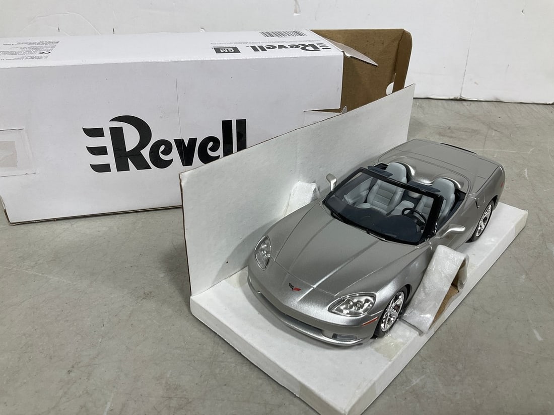 Revell 1:24 2005 silver Corvette Convertible Collectible *new in box* (1 of 1)