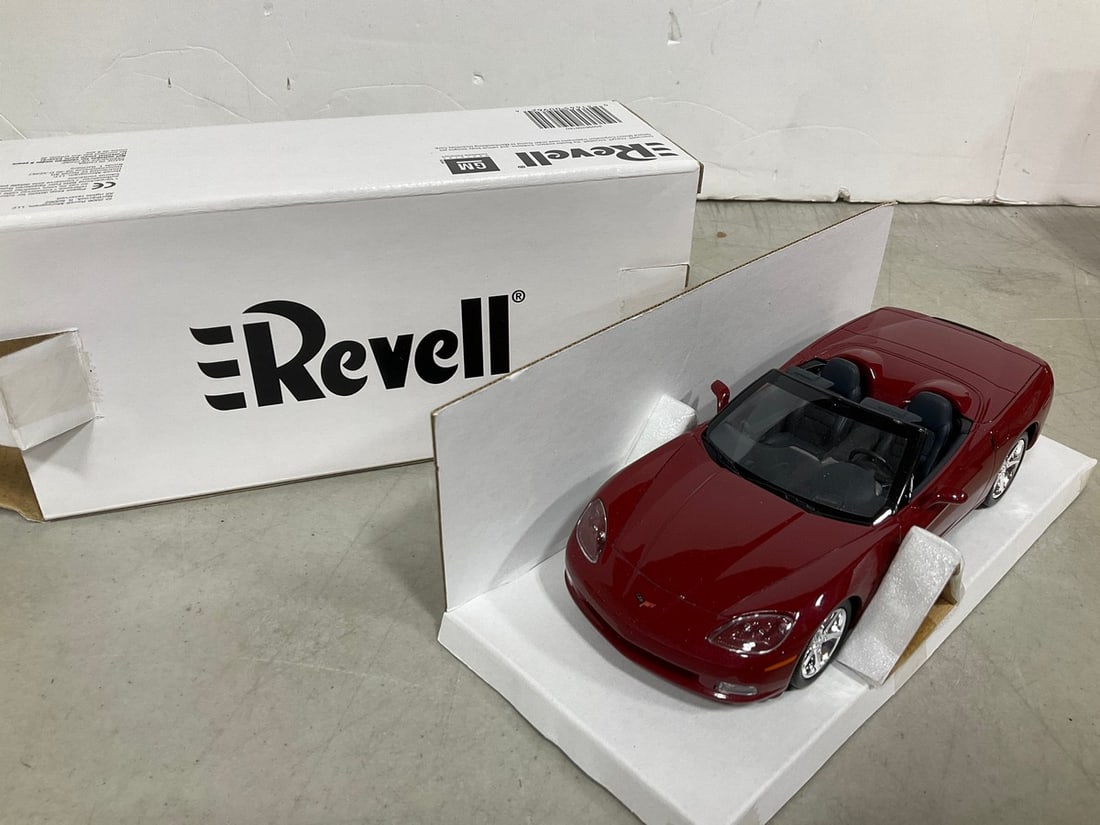 Revell 1:24 2006 red Corvette Convertible Collectible *new in box*: Revell 1:24 2006 red Corvette Convertible Collectible *new in box*