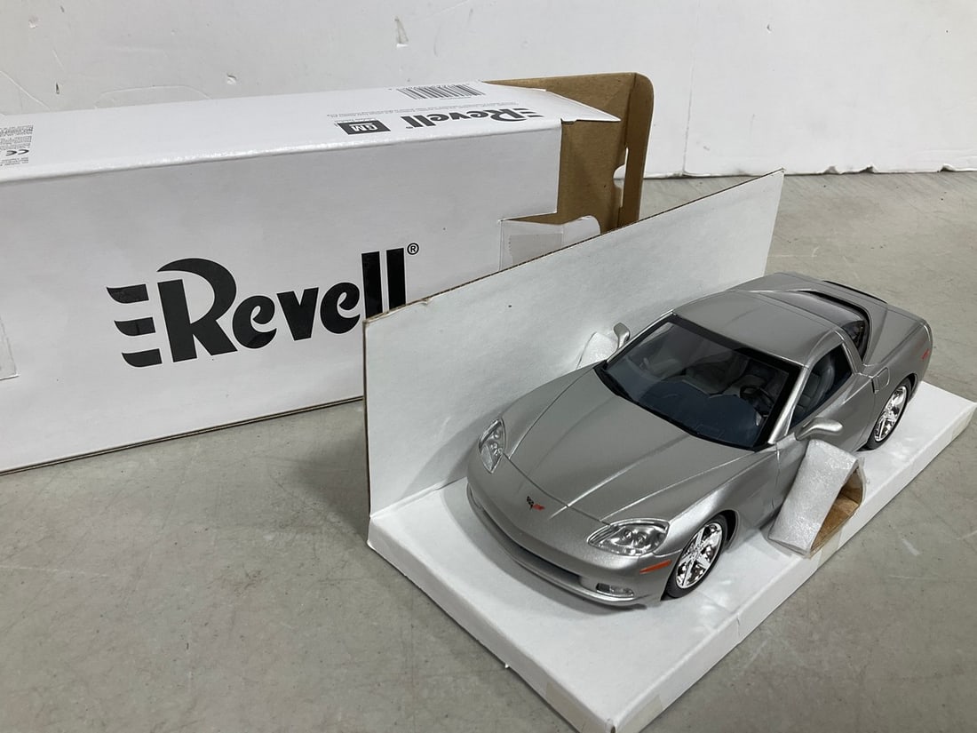 Revell 1:24 2005 silver Corvette Coupe Collectible *new in box* (1 of 1)