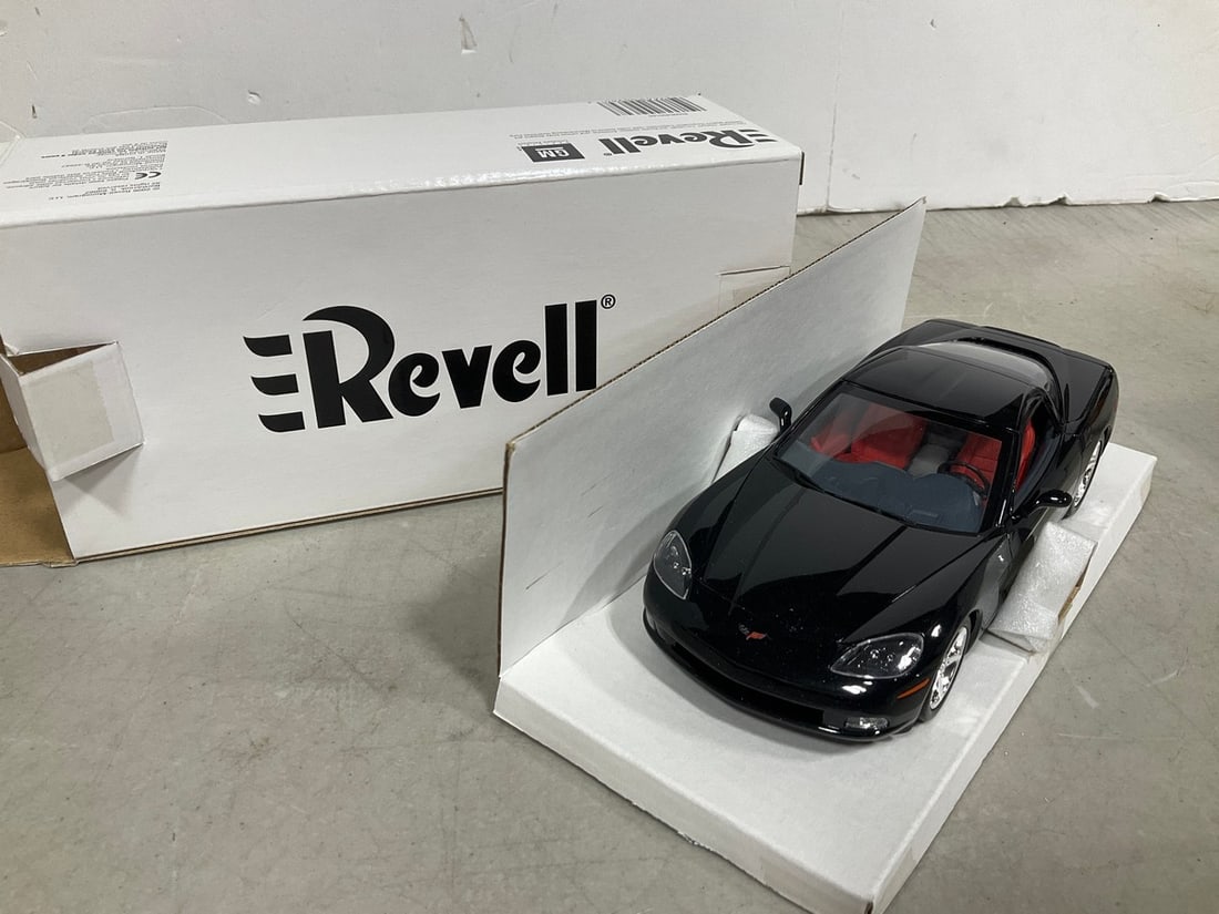 Revell 1:24 2006 black Corvette Coupe Collectible *new in box*: Revell 1:24 2006 black Corvette Coupe Collectible *new in box*