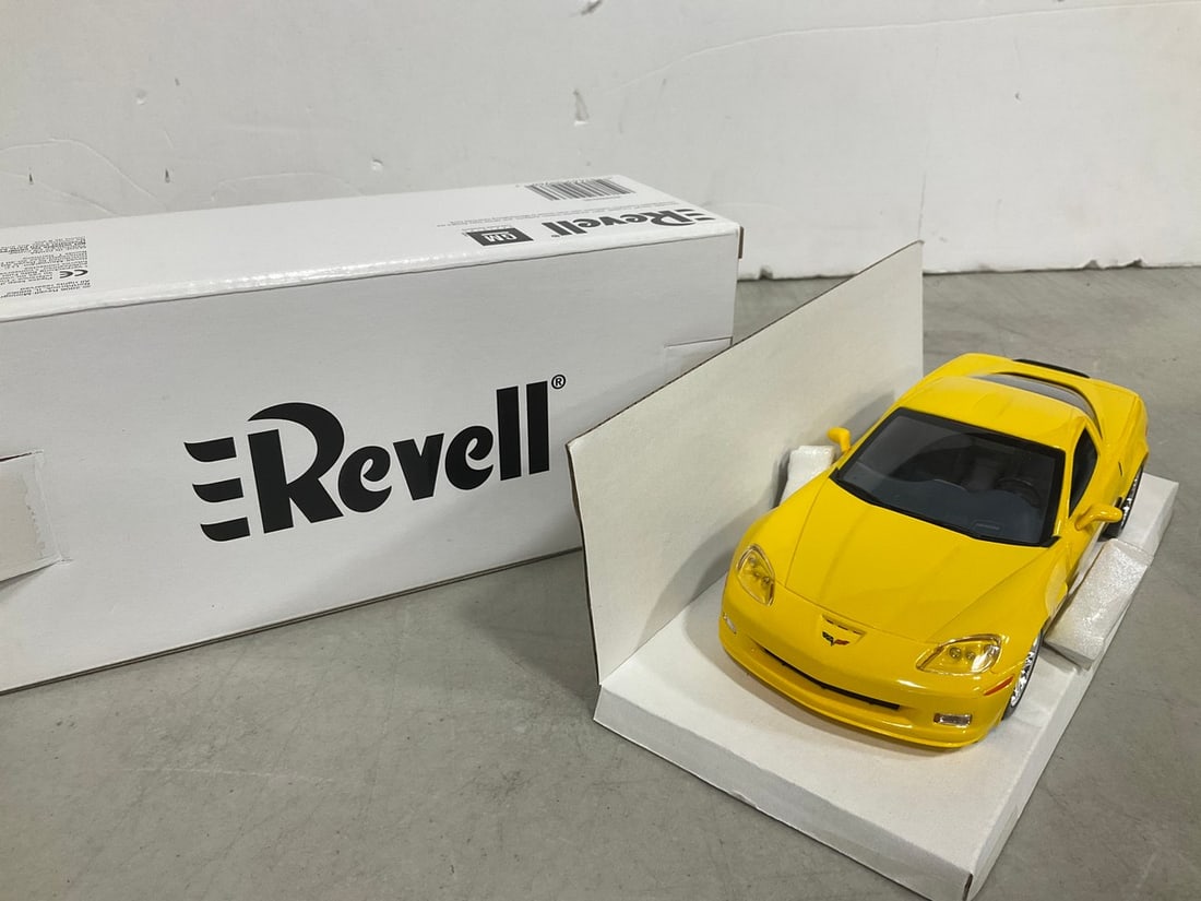 Revell 1:24 2006 yellow Corvette Z06 Collectible *new in box*: Revell 1:24 2006 yellow Corvette Z06 Collectible *new in box*