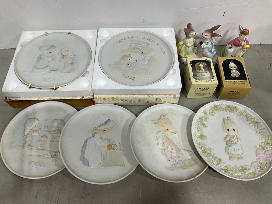 Precious Moments collectibles (plates,ornament, and more): Precious Moments collectibles (plates,ornament, and more)