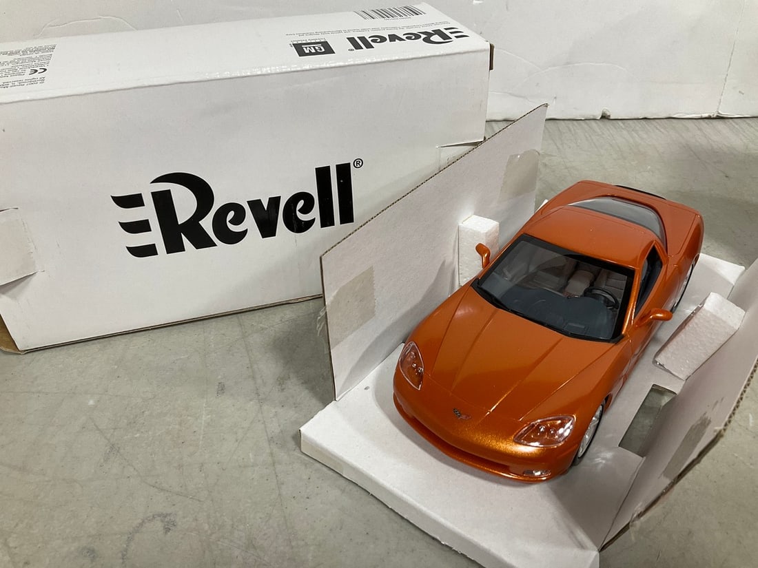 Revell 1:24 2007 orange Corvette Coupe*new in box*: Revell 1:24 2007 orange Corvette Coupe*new in box*