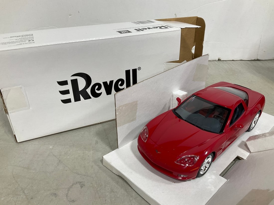 Revell 1:24 2007 red Corvette Coupe diecast collectible*new in box*: Revell 1:24 2007 red Corvette Coupe diecast collectible*new in box*