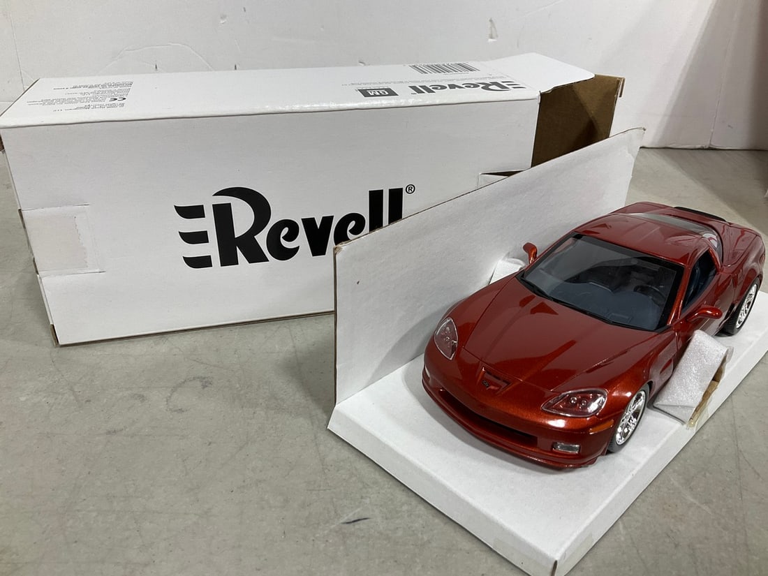 Revell 1:24 2006 sunset Corvette Z06 diecast collectible*new in box* (1 of 1)