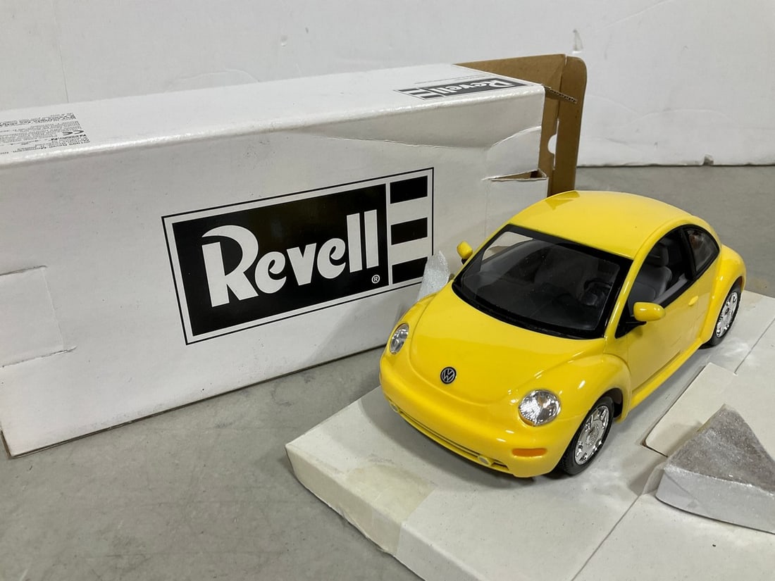 Revell 1:24 yellow VW New Beetle 1999 diecast collectible*new in box* (1 of 1)