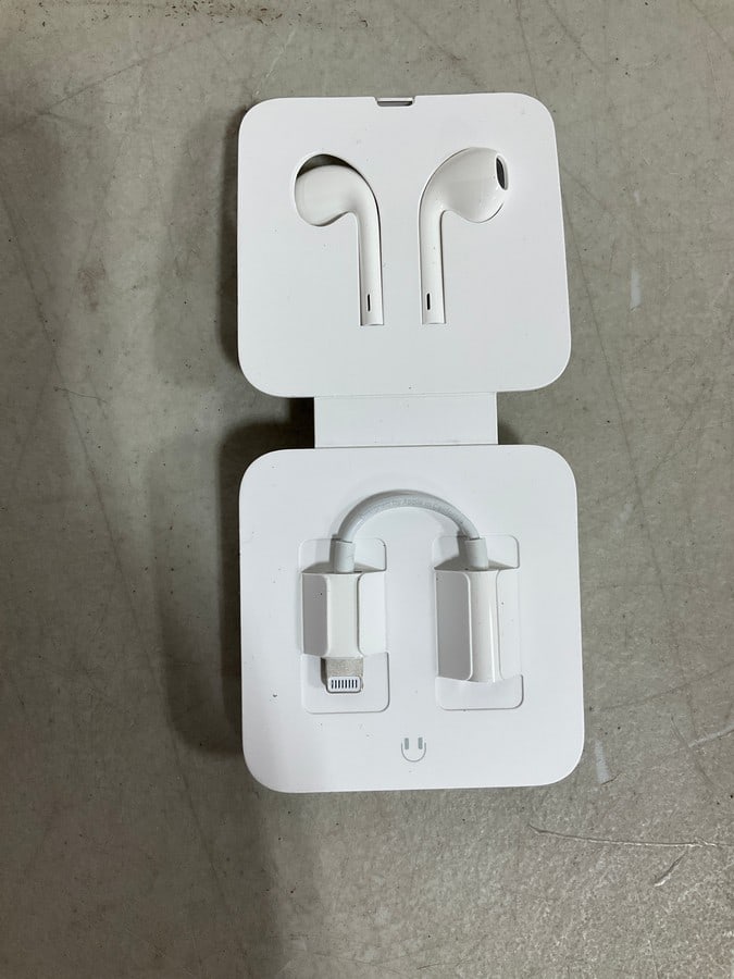Wired Apple headphones with adapter: Wired Apple headphones with adapter