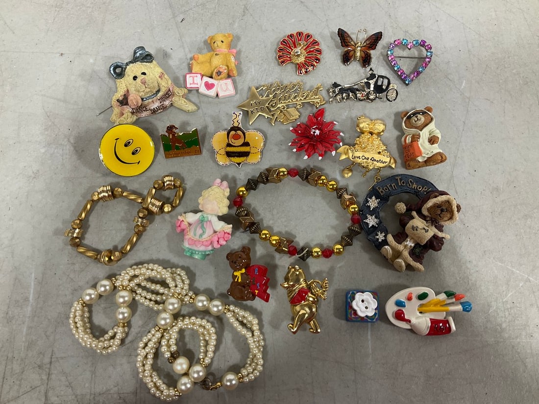 Costume jewelry/broaches: Costume jewelry/broaches