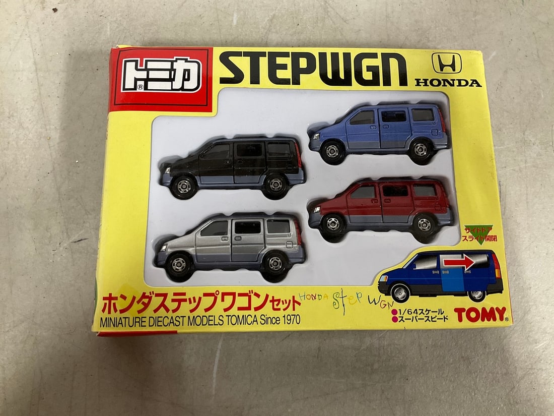 Tomy Tomica Honda Step wagon collectible set*new in box*: Tomy Tomica Honda Step wagon collectible set*new in box*