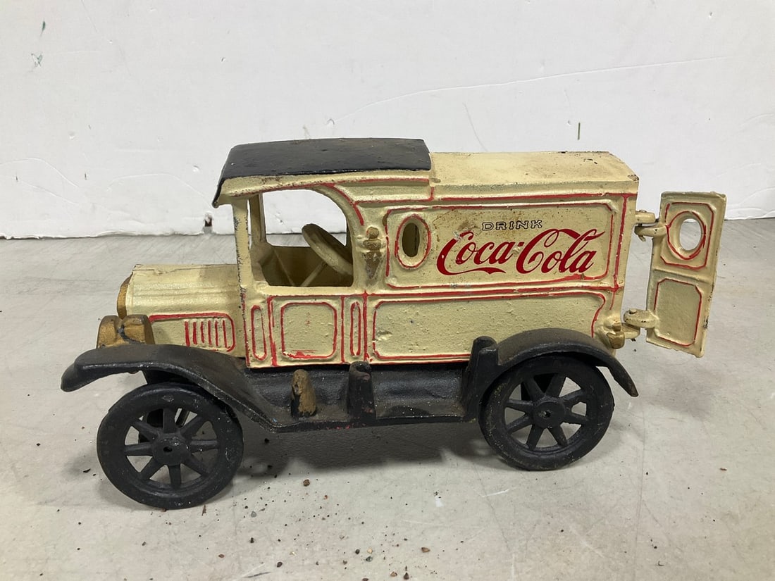 Vintage cast iron Coca Cola delivery truck collectible (1 of 1)