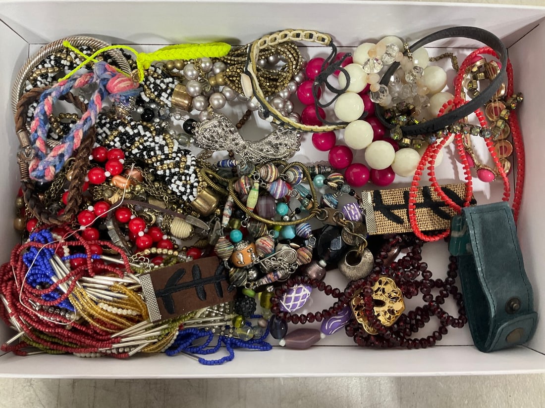 Costume jewelry: Costume jewelry