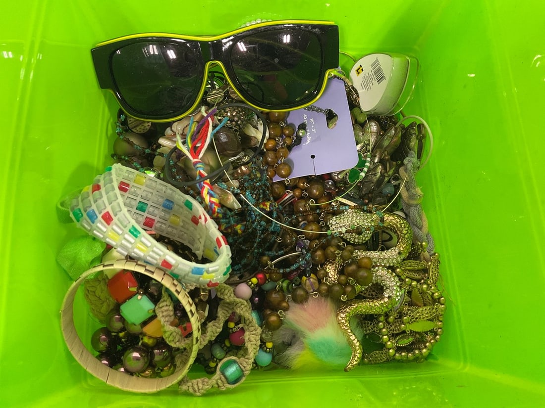 Costume jewelry: Costume jewelry