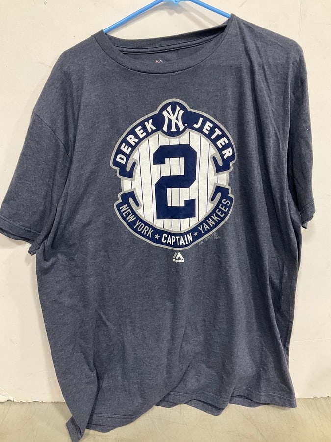 Derek Jeter Yankees Tshirt (Size XL): Derek Jeter Yankees Tshirt (Size XL)