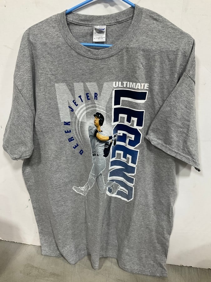 Derek Jeter Yankees Tshirt (Size XL): Derek Jeter Yankees Tshirt (Size XL)