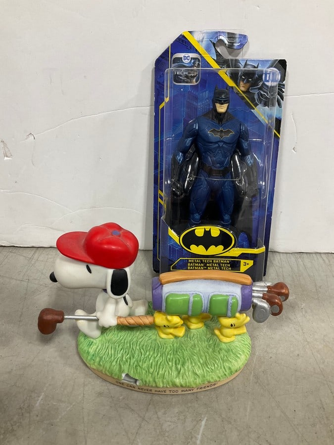 DC Metal Tech Batman*new in package*and Hallmark Snoopy figurine(chipped in front): DC Metal Tech Batman*new in package*and Hallmark Snoopy figurine(chipped in front)