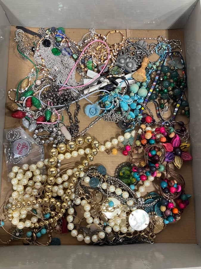 Costume jewelry: Costume jewelry