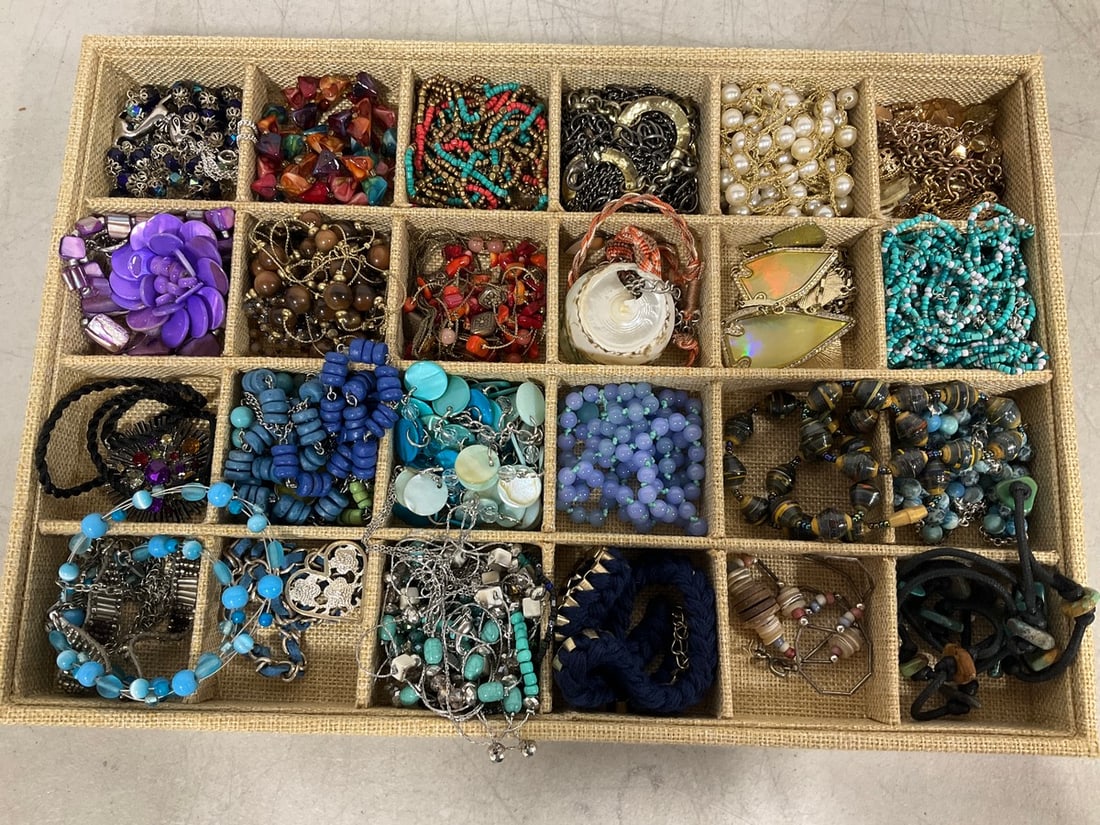 Costume jewelry: Costume jewelry