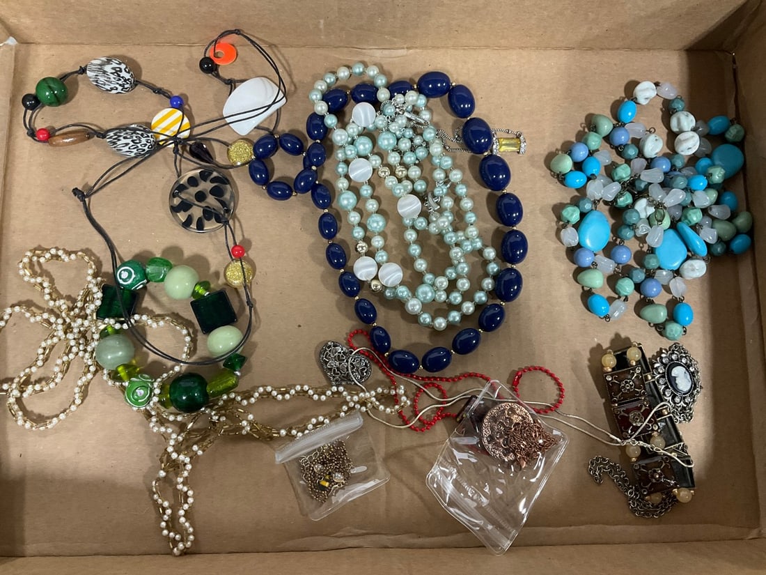 Costume jewelry: Costume jewelry