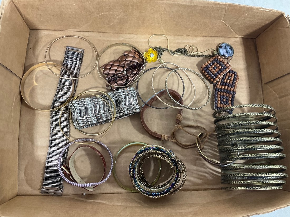 Various Costume Jewelry: Various Costume Jewelry