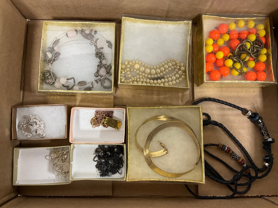 Various Costume Jewelry: Various Costume Jewelry