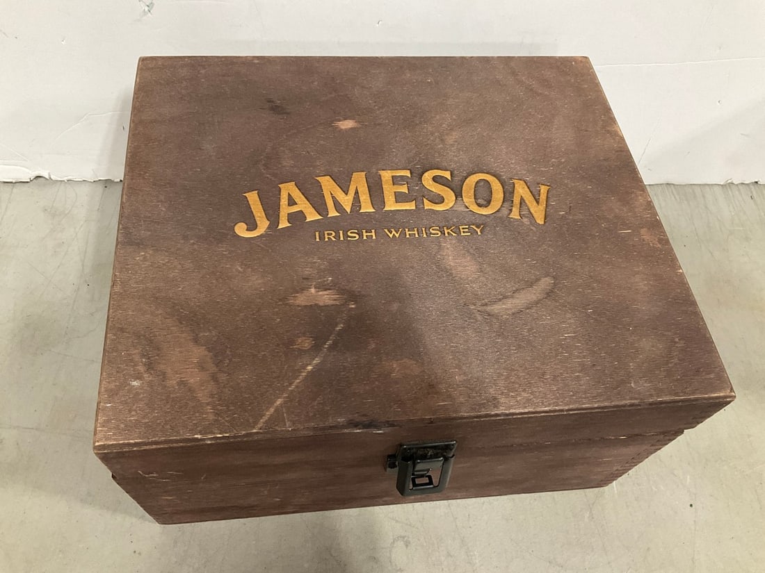 Vintage Jameson Wooden Box (7in.x13in.x11in.): Vintage Jameson Wooden Box (7in.x13in.x11in.)