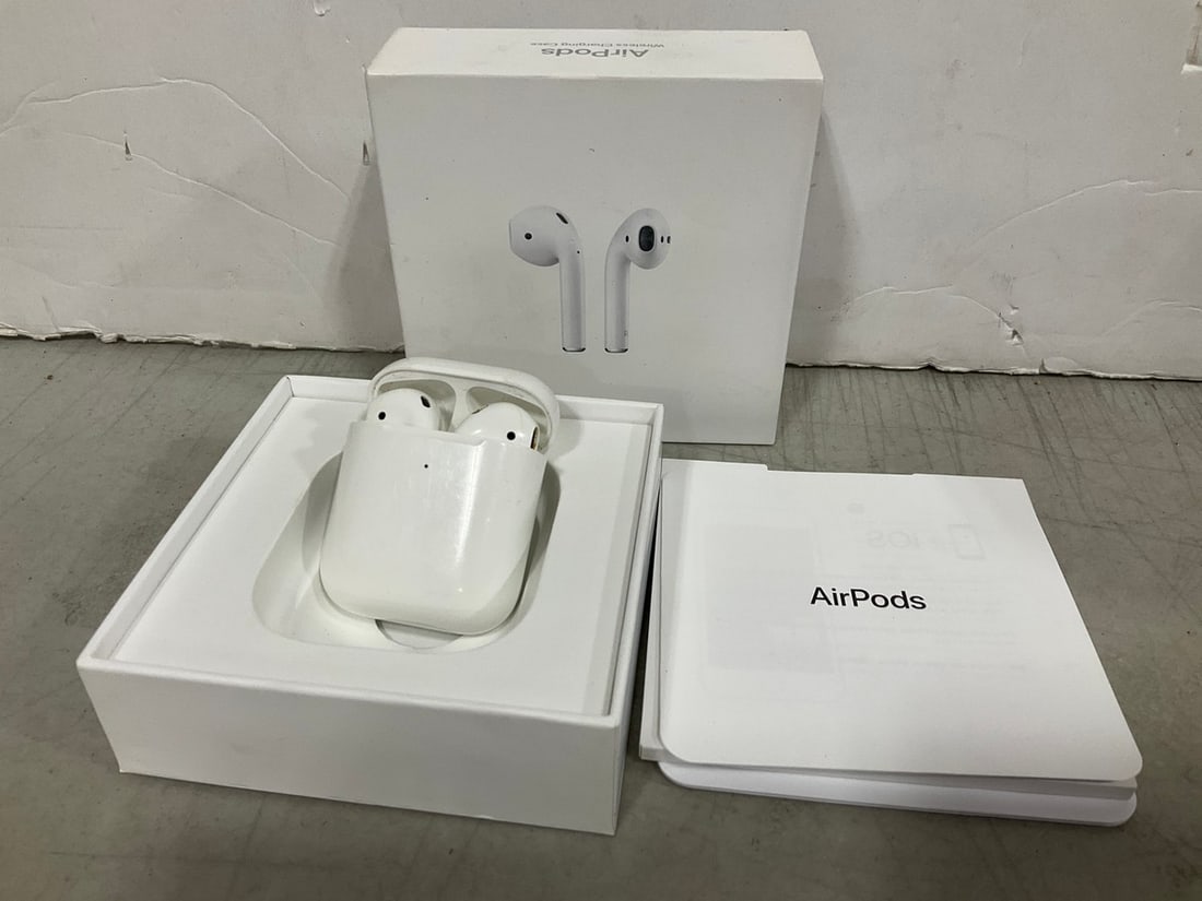 Airpods with Wireless Charging Case *in box*: Airpods with Wireless Charging Case *in box*