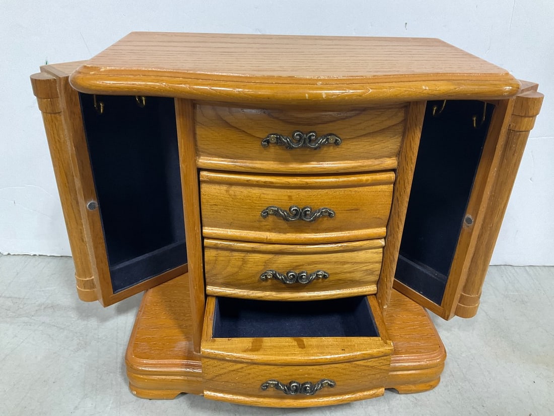 Vintage Cigar Humidor Box (9.5inx9.5inx5.5in): Vintage Cigar Humidor Box (9.5inx9.5inx5.5in)